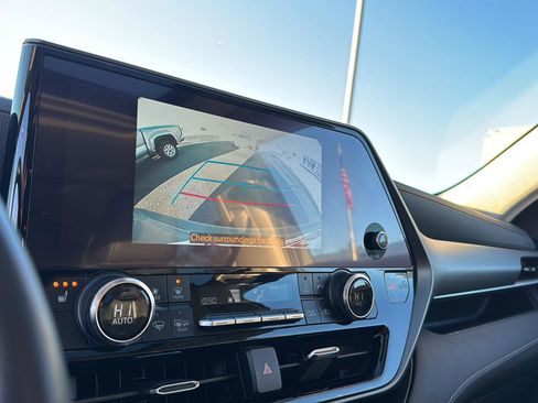 Certified 2024 Toyota Highlander XLE image 24