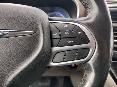 Used 2018 Chrysler Pacifica Touring-L Plus FWD image 24