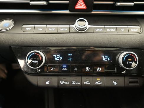 Used 2025 Hyundai Elantra SEL image 12