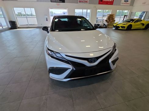 Used 2021 Toyota Camry XSE FWD image 3