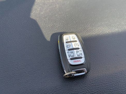 Used 2024 Chrysler Pacifica Limited image 27