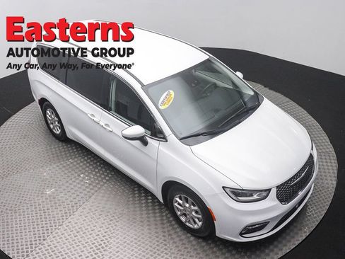 Used 2023 Chrysler Pacifica Touring-L FWD image 3