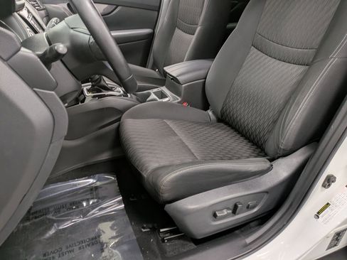 Used 2018 Nissan Rogue SV w/ Premium Package image 9