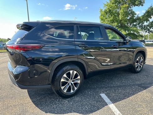 Used 2024 Toyota Highlander XLE FWD image 14