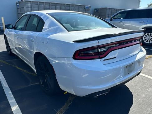 Used 2017 Dodge Charger SE w/ Blacktop Package RWD image 4