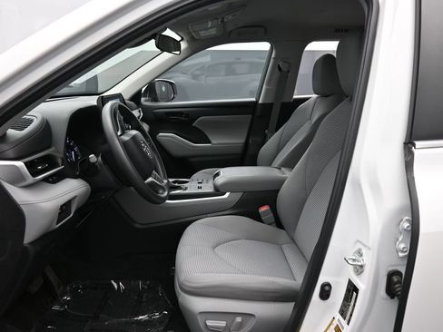 Used 2023 Toyota Highlander L FWD image 21