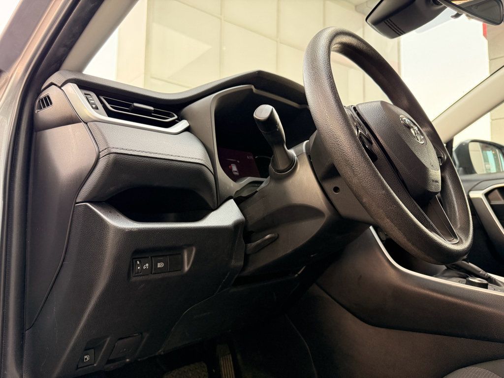 Used 2024 Toyota RAV4 XLE AWD/4WD image 15