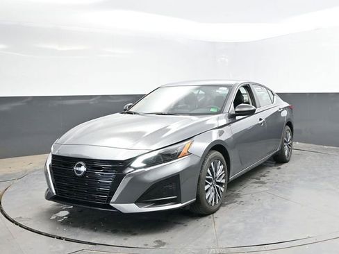 Used 2024 Nissan Altima 2.5 SV AWD/4WD image 6
