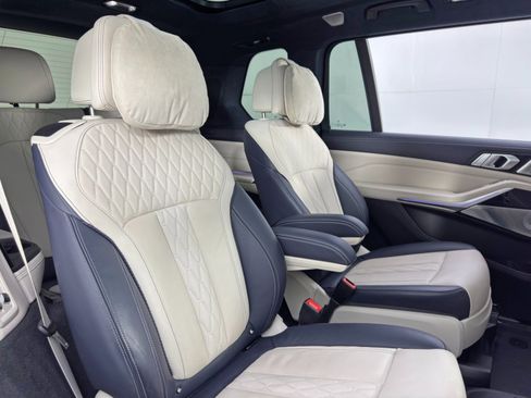 Used 2021 BMW X7 M50i w/ Dynamic Handling Package image 46