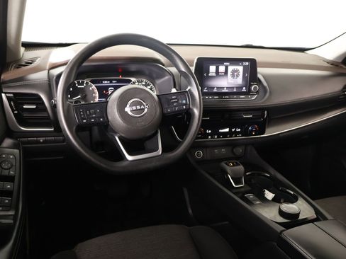 Used 2023 Nissan Rogue SV image 2