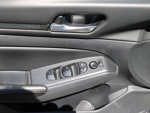 Used 2024 Nissan Altima 2.5 SV FWD image 19
