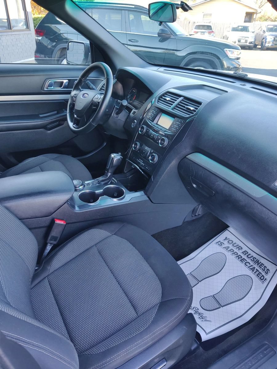 Used 2018 Ford Explorer XLT AWD/4WD image 9