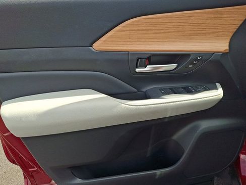 Certified 2025 Toyota Grand Highlander AWD image 13