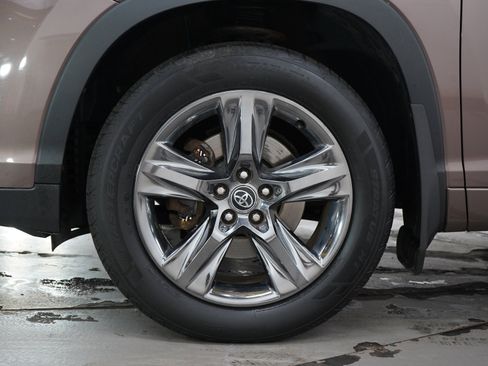 Used 2017 Toyota Highlander Limited AWD/4WD image 29