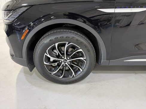 Used 2025 Lincoln Nautilus Premier image 9