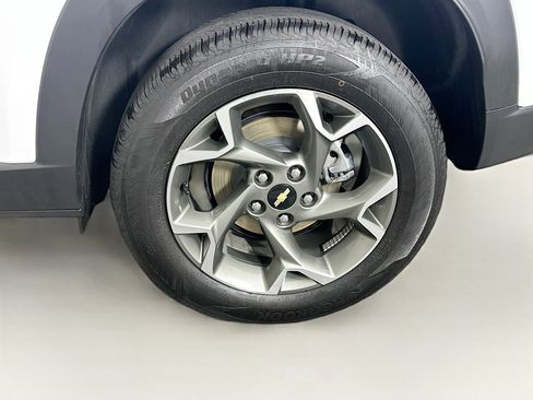 Used 2025 Chevrolet Trax LT w/ LT Convenience Package FWD image 11
