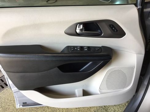 Used 2021 Chrysler Pacifica Touring-L FWD image 34