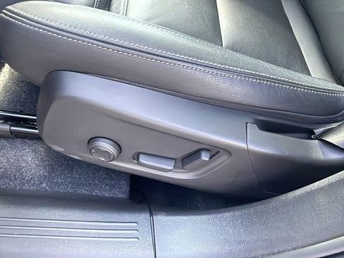 Used 2025 Volvo XC40 B5 Plus image 28