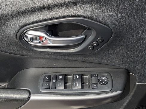Used 2019 Jeep Cherokee Limited AWD/4WD image 28