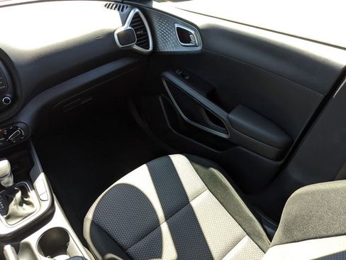 Used 2023 Kia Soul LX image 19