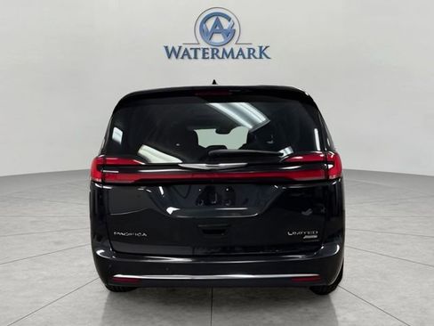 Used 2023 Chrysler Pacifica Limited image 4