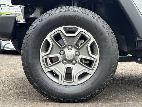 Used 2018 Jeep Wrangler Unlimited Rubicon w/ Connectivity Group AWD/4WD image 25