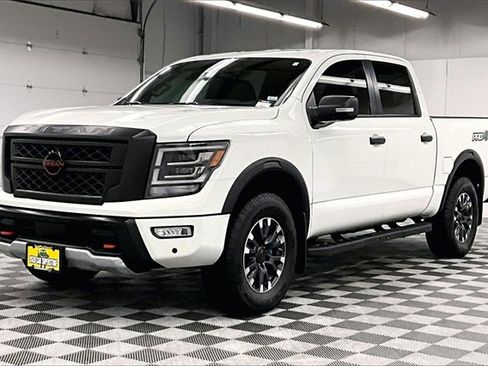 Used 2024 Nissan Titan PRO-4X w/ Pro-4x Convenience Package image 11