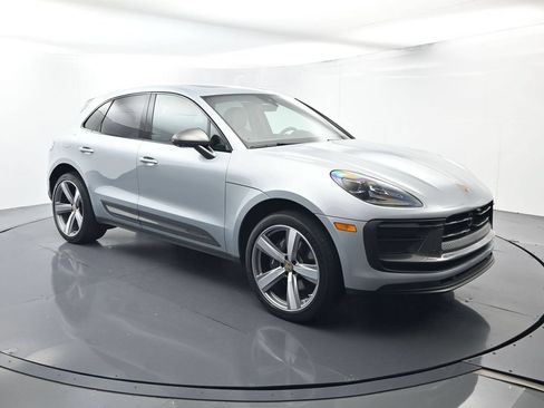 Certified 2025 Porsche Macan AWD/4WD image 17