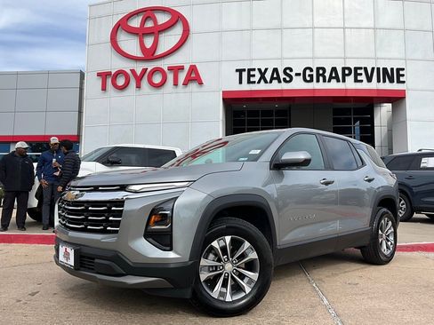 Used 2025 Chevrolet Equinox LT image 2