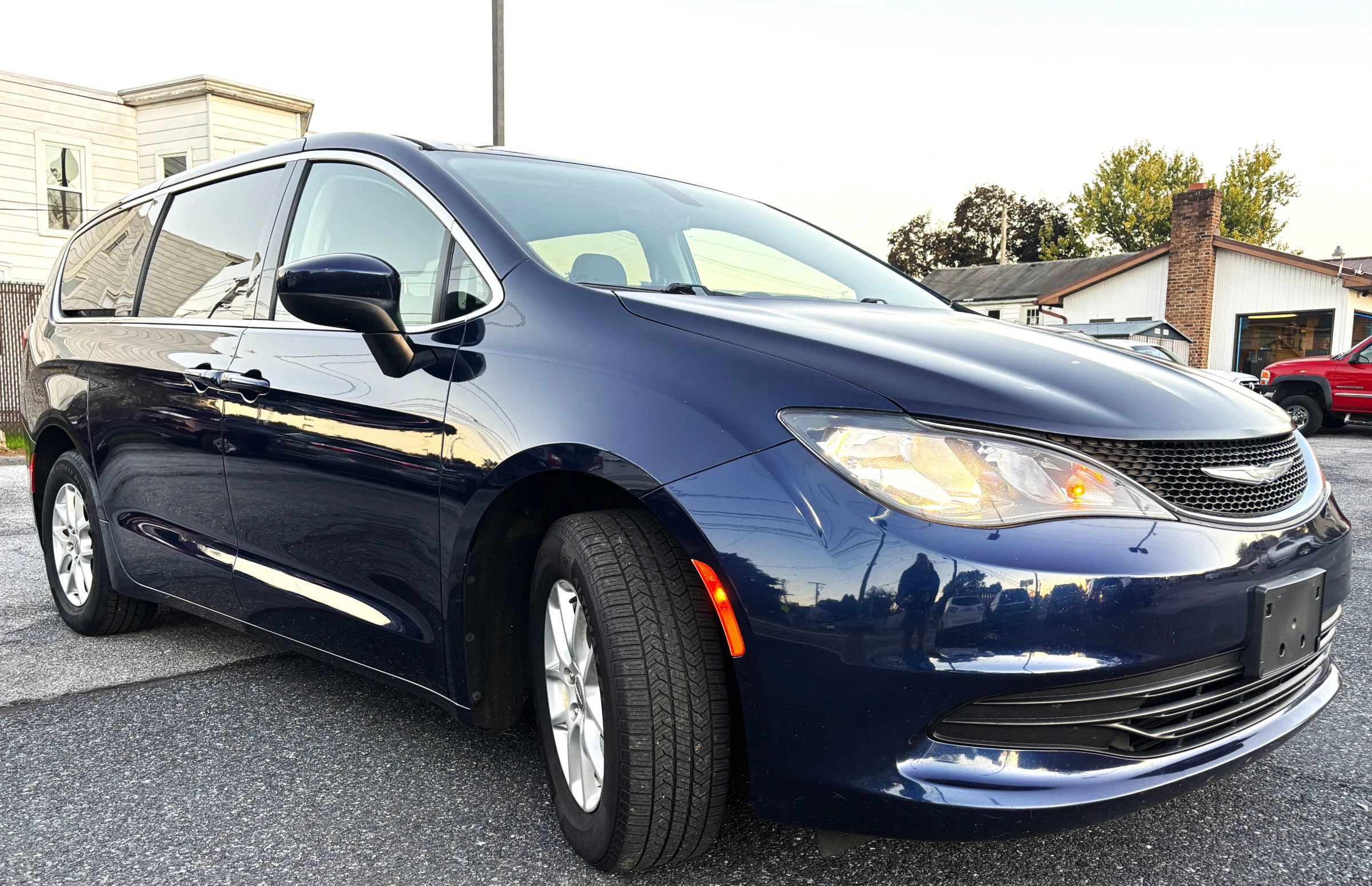 Used 2017 Chrysler Pacifica Touring FWD image 3