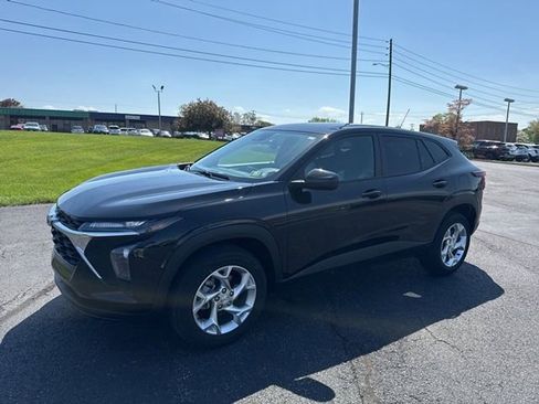 Used 2024 Chevrolet Trax LS w/ LS Convenience Package FWD image 3