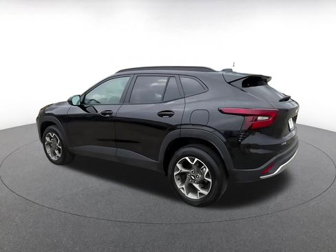 Used 2025 Chevrolet Trax LT w/ LT Convenience Package image 10