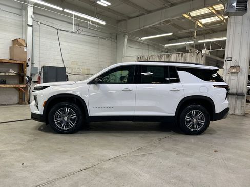 New 2026 Chevrolet Traverse LT image 2
