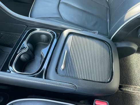 Used 2025 Chrysler Pacifica Limited image 15