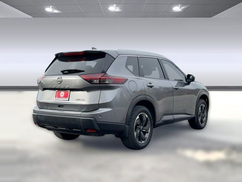 Used 2024 Nissan Rogue SV w/ SV Premium Package image 9