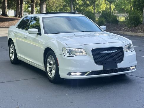 Used 2016 Chrysler 300 Limited RWD image 3