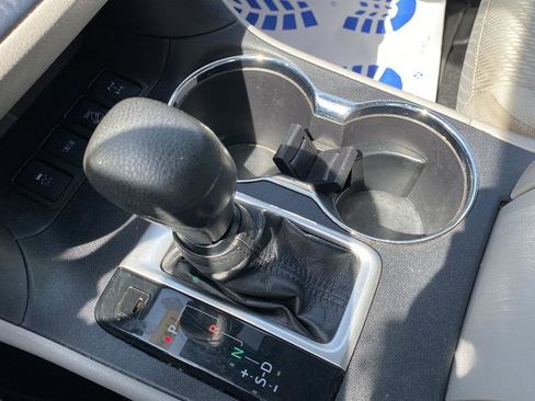 Used 2019 Toyota Highlander LE AWD/4WD image 18