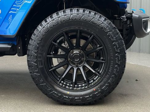 Used 2024 Jeep Wrangler Unlimited Sahara w/ Technology Group image 9