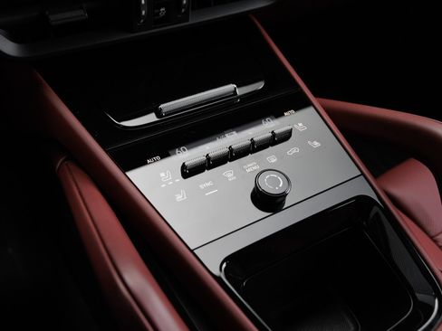 Certified 2025 Porsche Cayenne E-Hybrid AWD/4WD image 25