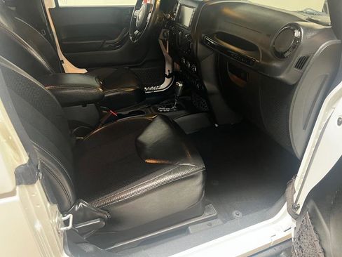 Used 2017 Jeep Wrangler Sahara image 18