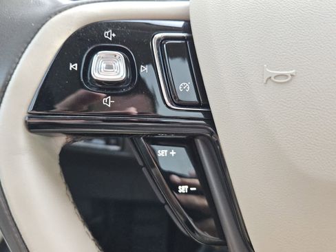 Used 2020 Lincoln Corsair Reserve w/ Appearance Package FWD image 12