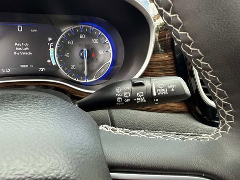 Used 2023 Chrysler Pacifica Limited FWD image 35