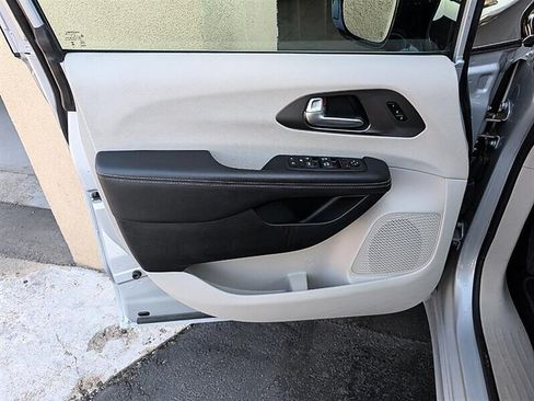 Used 2024 Chrysler Pacifica Touring-L FWD image 18