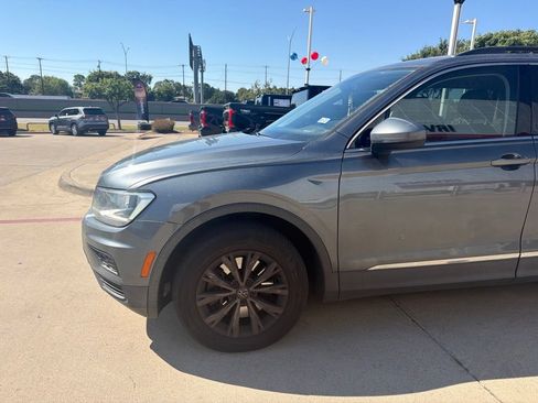 Used 2018 Volkswagen Tiguan SE FWD image 2
