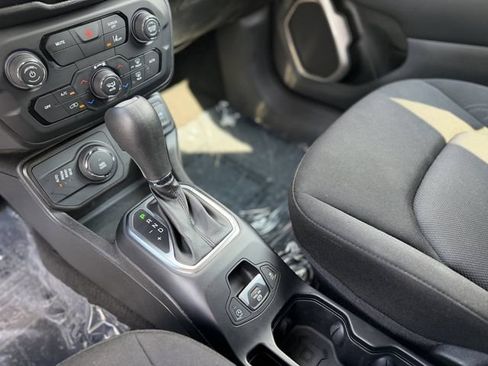 Used 2023 Jeep Renegade Latitude AWD/4WD image 22