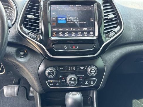 Used 2019 Jeep Cherokee Limited FWD image 29