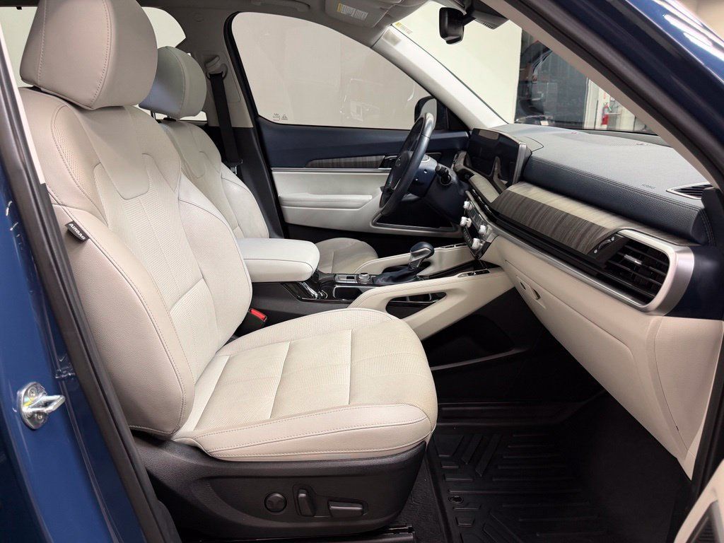 Used 2023 Kia Telluride EX w/ EX Captain's Chair Package AWD/4WD image 10