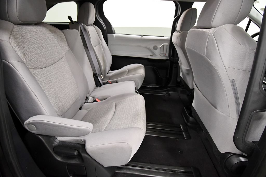 Used 2025 Toyota Sienna LE FWD image 17