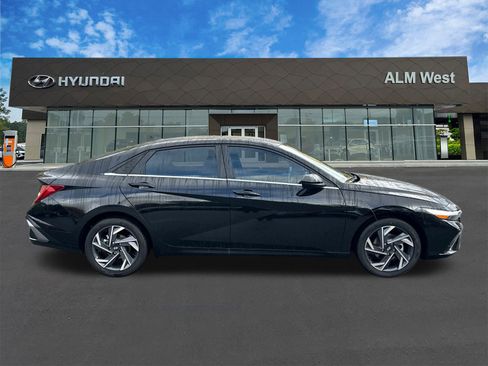 Used 2025 Hyundai Elantra SEL image 4