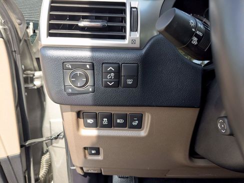 Used 2023 Lexus GX 460 Premium w/ Accessory Package AWD/4WD image 21